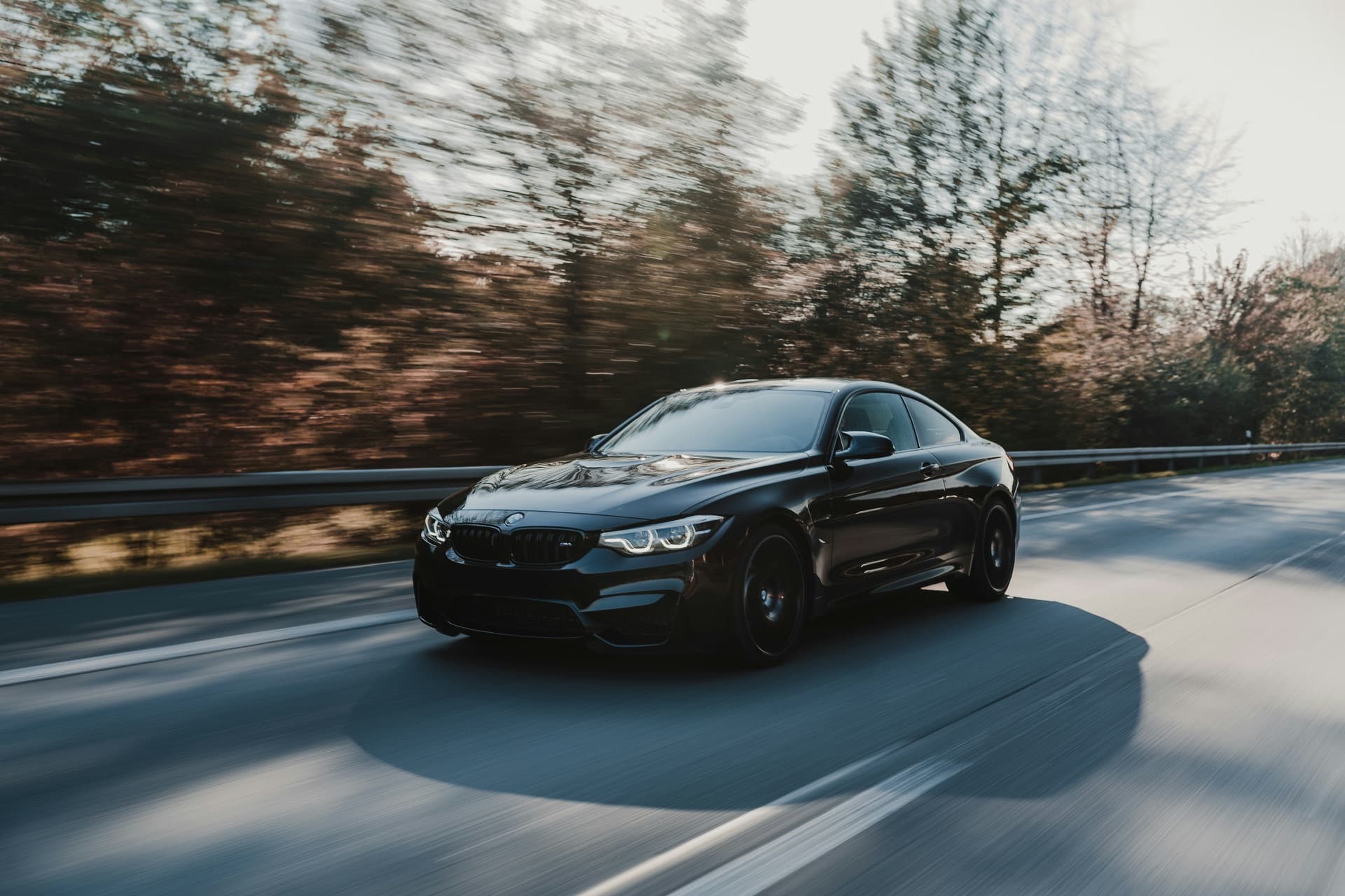 BMW M4 yolda