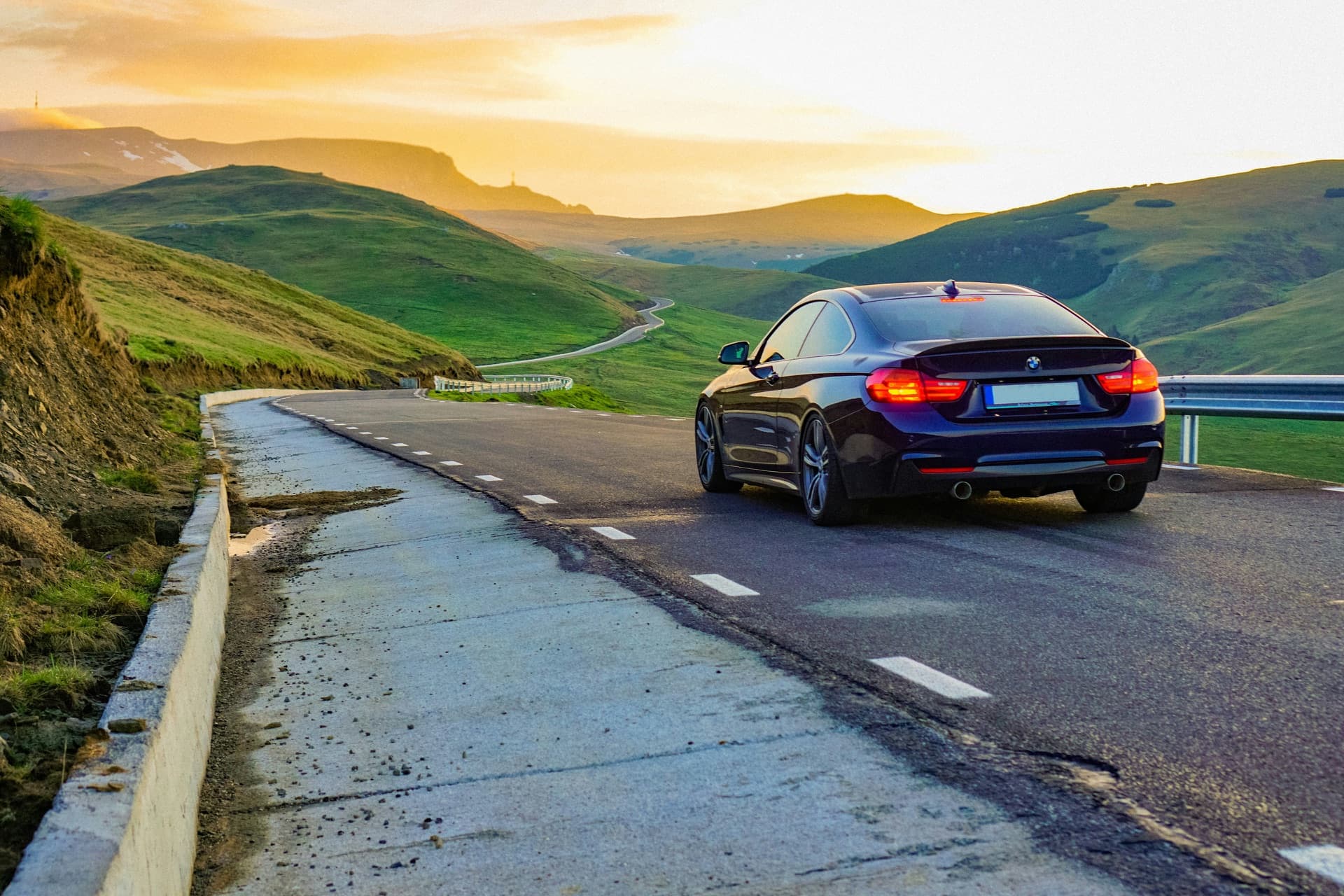BMW M4 dağ yolunda